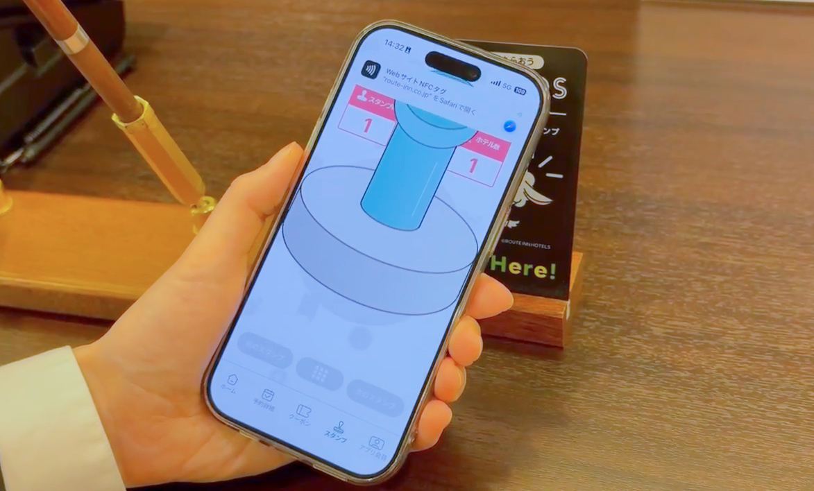 スマートフォンが専用プレートに反応してスタンプを獲得する瞬間